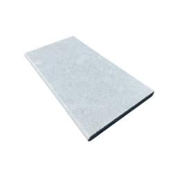 Dalle rectangulaire en pierre composite gris clair texturé, finition mouchetée antidérapante, parfaite pour pavage ou margelle.