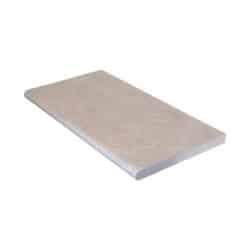 Margelle de piscine en pierre reconstituée ou béton, couleur beige sable clair, avec un bord avant arrondi (bullnose) pour finition.